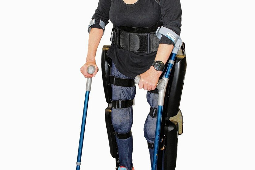 Margitta Hoffmann im ReWalk-Exoskelett. Foto: sts