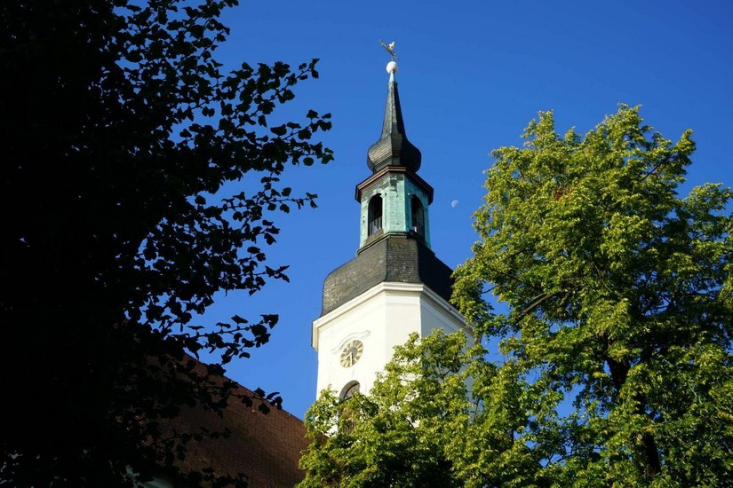 Die Turmkugel der Lübbenauer Nikolaikirche soll neu vergoldet werden. Foto: Kristin Freitag