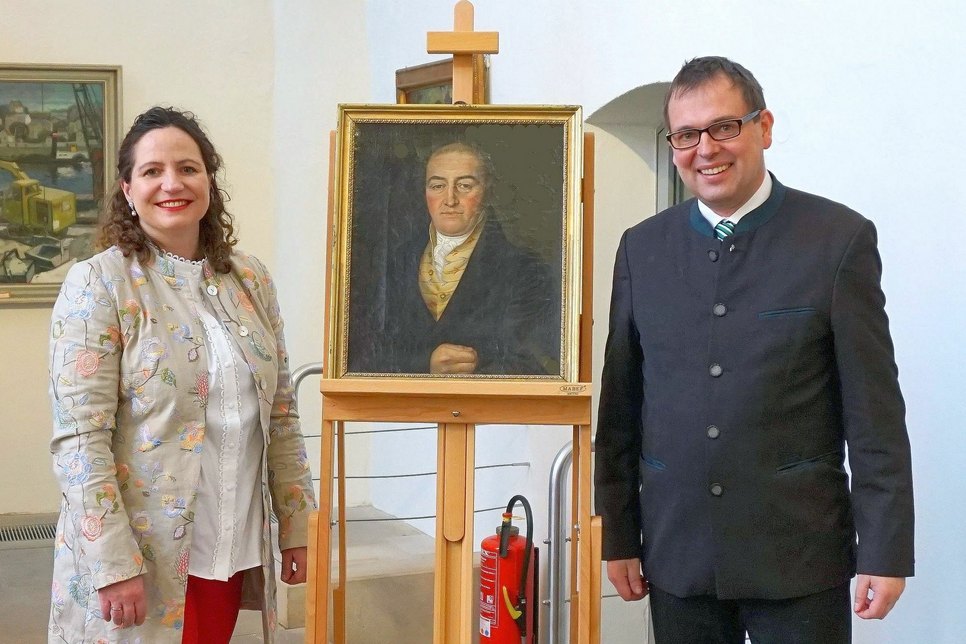 Dr. Romy und Dr. Matthias Donath schenken dem Meißner Stadtmuseum das Porträt des einstigen Ratsziegeleipächters Karl Gottlob Rudolph. Foto: Farrar