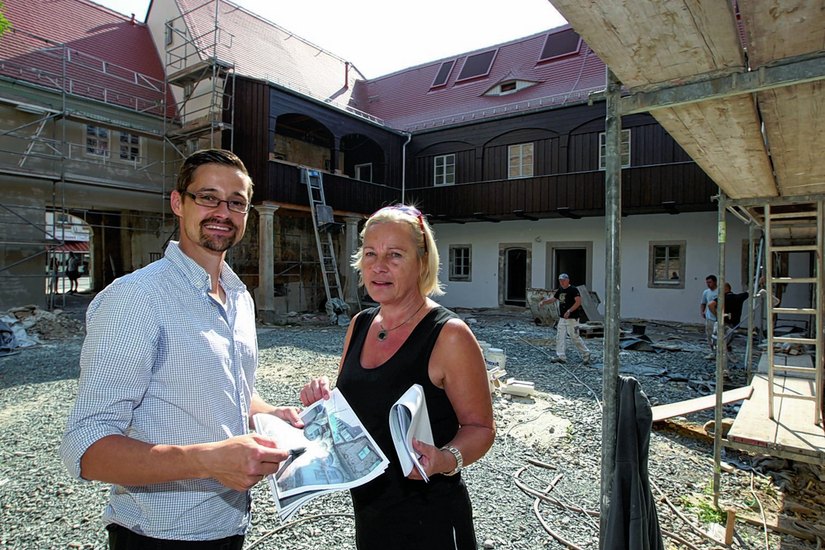 Architekt Michael Hamnn mit Annegret Jakob von der Stadtsanierung Pirna vor dem sanierten Gebäude...
