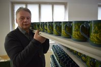 Geschäftsführer Andreas Kannegießer hält ein wertvolles Gut auf seinen Schultern: die Tassen für den Dresdener Striezelmarkt. Jede Tasse wird für den jeweiligen Ort individuell gestaltet.