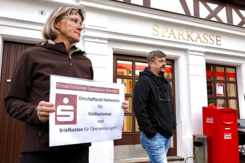 Demonstranten gegen die Sparkassen-Filialschließung in Hohnstein.       Foto: M.Förster