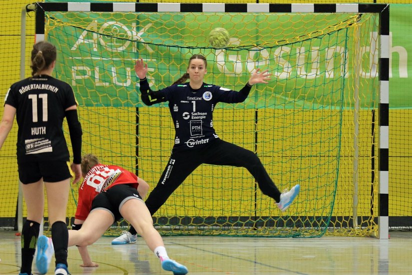 Ronja Nühse fokussiert Gegenspielerin und Ball.