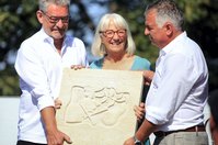 Oberbürgermeister Klaus-Peter Hanke (li.) und Uwe Jahr, Produktionsleiter der Sächsischen Sandsteinwerke Pirna, überreichen Christiane Stoebe den Kulturpreis.