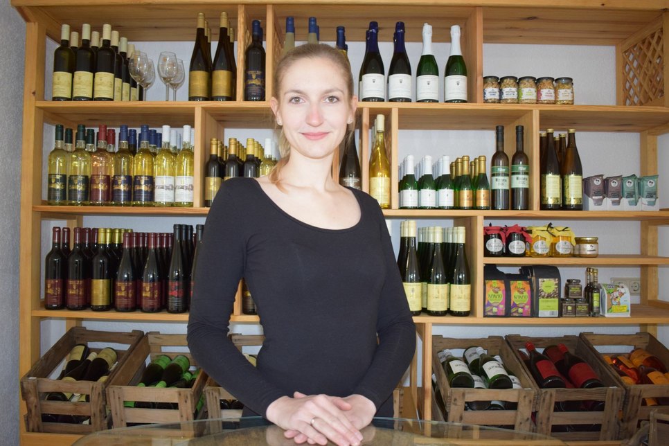 Die neue Inhaberin des Lebensmittelmarktes in Baruth heißt Marie Rietscher. Mit ihrer einzigartigen Auswahl an Produkten möchte sie viele Kunden überzeugen. Foto: Sandro Paufler