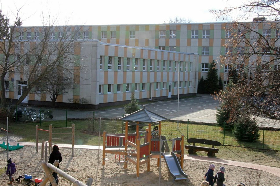 In direkter Nachbarschaft zur Kita „Unter den Linden“ steht die Friedrich-Ludwig-Jahn Grundschule in Lübben. Sie soll erweitert und umgebaut werden. Foto: Archiv/sts