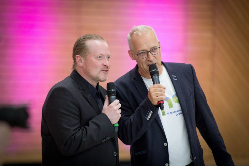 Joey Kelly mit Maik Gloge (rechts), Direktor der vhs Görlitz. Foto: Artjom Belan