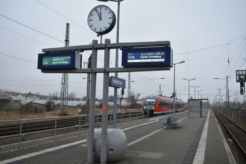 Am Heidenauer Bahnhof ist Rennen angesagt, möchte man den Abschluss von der S1 in die Müglitztalbahn nicht verpassen.