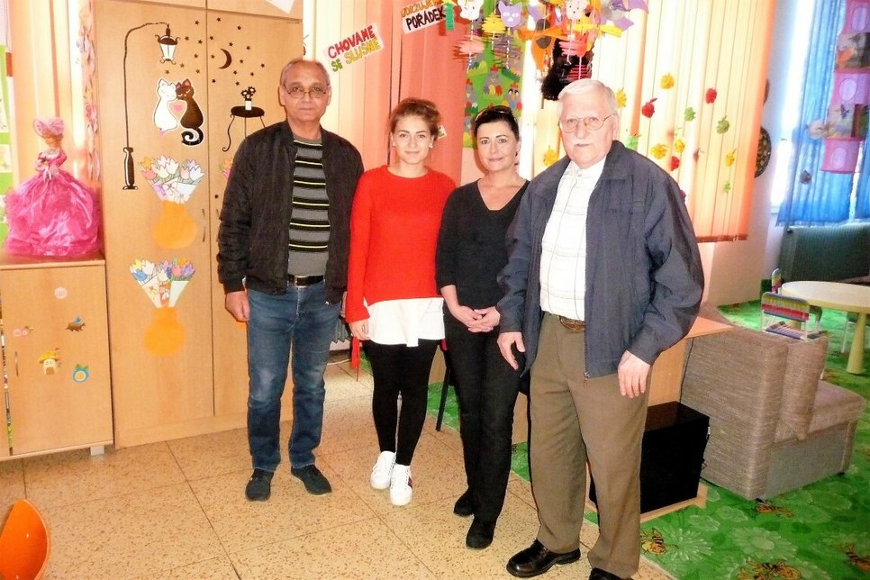Miroslav Grajcar (li.) und Klaus Fiedler mit den zwei Sozialarbeiterinnen Pavlina Vokrouhlikova und Lucie Grajcarova  im Roma-Zentrum. Foto: privat