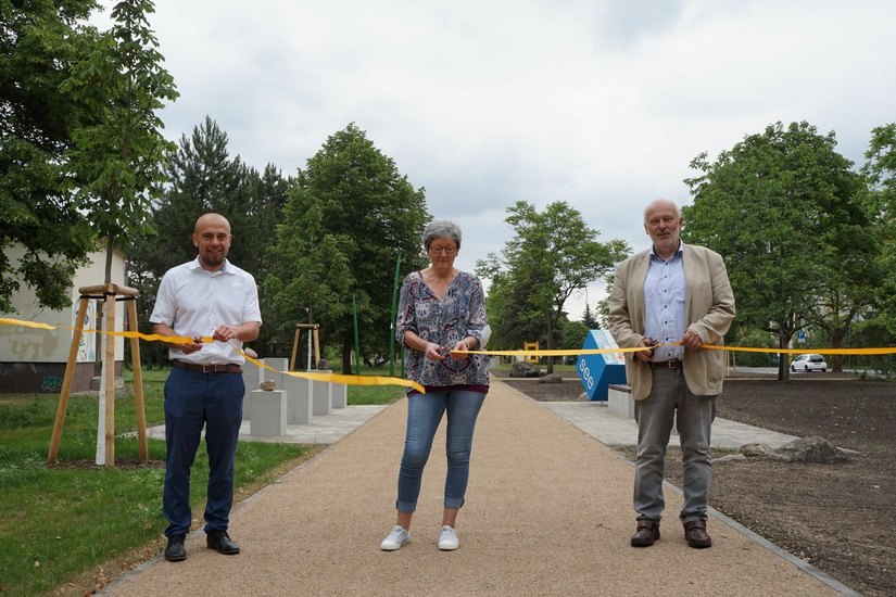 Bürgermeister Thomas Zenker (re.), Bauamtsleiter Max Heyde (li.) und Quartiersmanagerin Karin Krüger haben den Malerspielplatz und die Parkwege freigegeben.