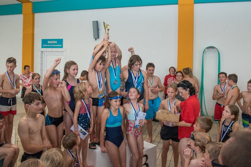 Die Traugott-Hirschberger-Grundschule ist Sieger des Staffelwettbewerbs. Foto: Spreewelten Bad