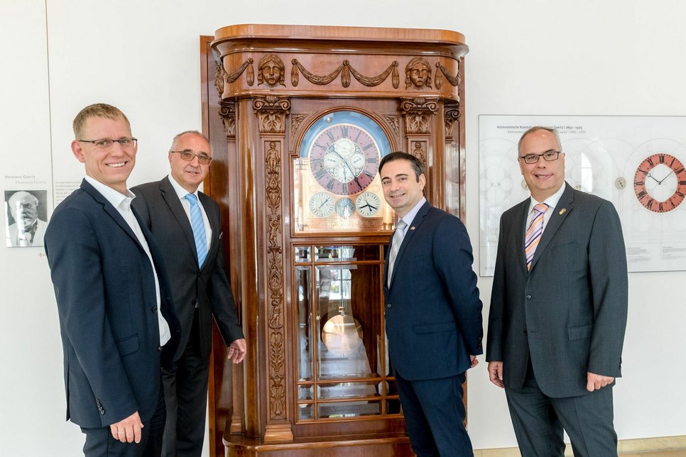 v.l.n.r.: Markus Dreßler, Bürgermeister  von Glashütte, Reinhard Reichel, Geschäftsführer der Stiftung 