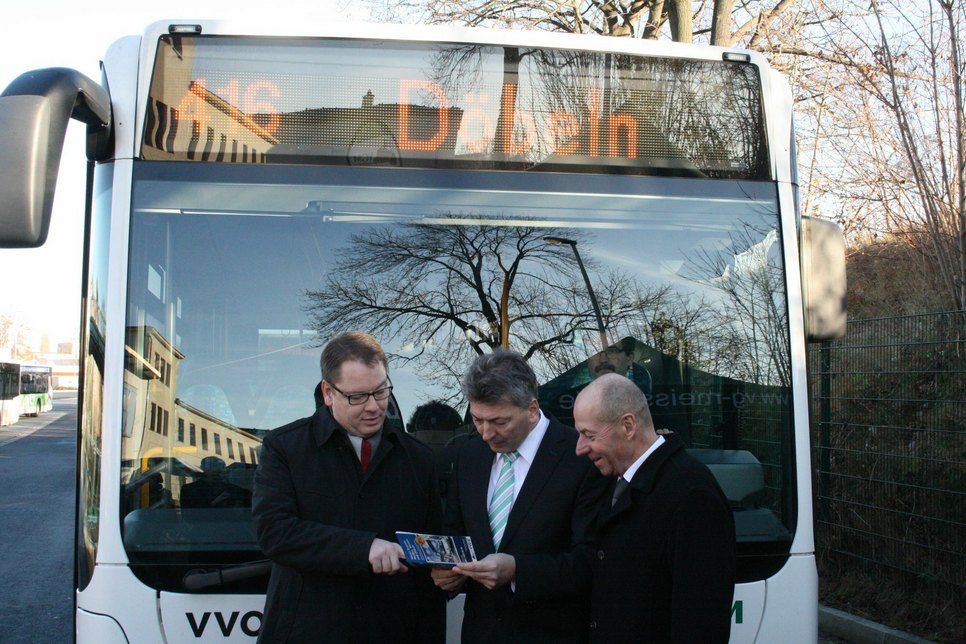 VVO-Chef Burkhard Ehlen, Landrat Arndt Steinbach und VGM-Chef Rolf Baum schauen in der neuen Broschüre, wann der nächste Bus nach Döbeln fährt. Foto: Schramm
