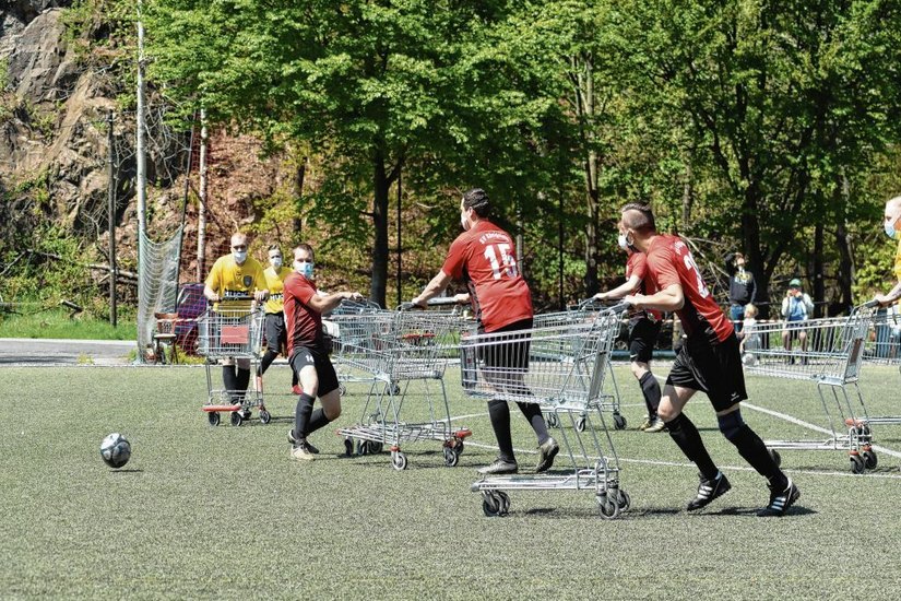 Die Spieler des SC Einheit Bahratal-Berggießhübel (in Rot) und des SV Königstein (in Gelb) kämpfen mit ihren Abstandshaltern um den Ball. Fotos: Thomas Füg