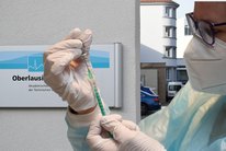 Ab 14. Januar können Kinder- und Jugendliche am Oberlausitz-Klinikum in Bautzen geimpft werden. Fotomontage: spa