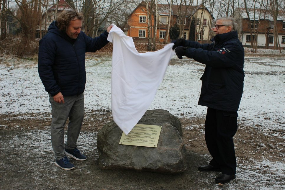Weißwassers Oberbürgermeister Torsten Pötzsch (links) und Klaus Hirche bei der offiziellen Einweihung von Gedenkstein und Info-Tafel am 27. Dezember. Foto: T. Keil