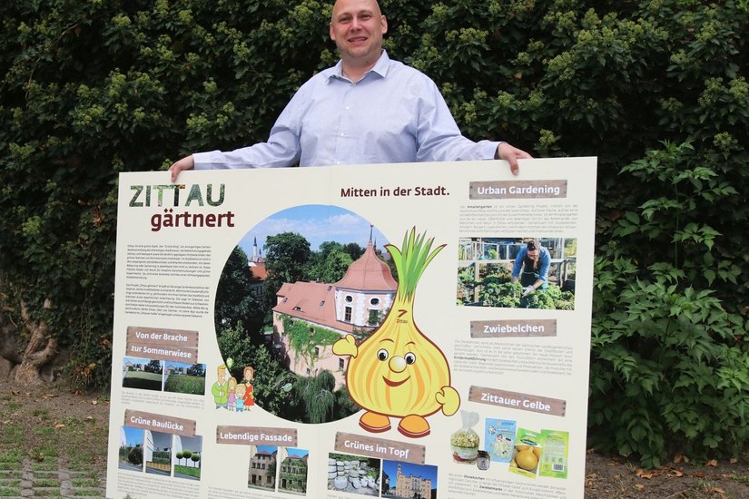 Stephan Eichner präsentiert den Zittauer Wettbewerbsbeitrag auf den Tafeln, die er vergangenen Freitag zur IHK Leipzig gebracht hat. Foto: Stadt Zittau