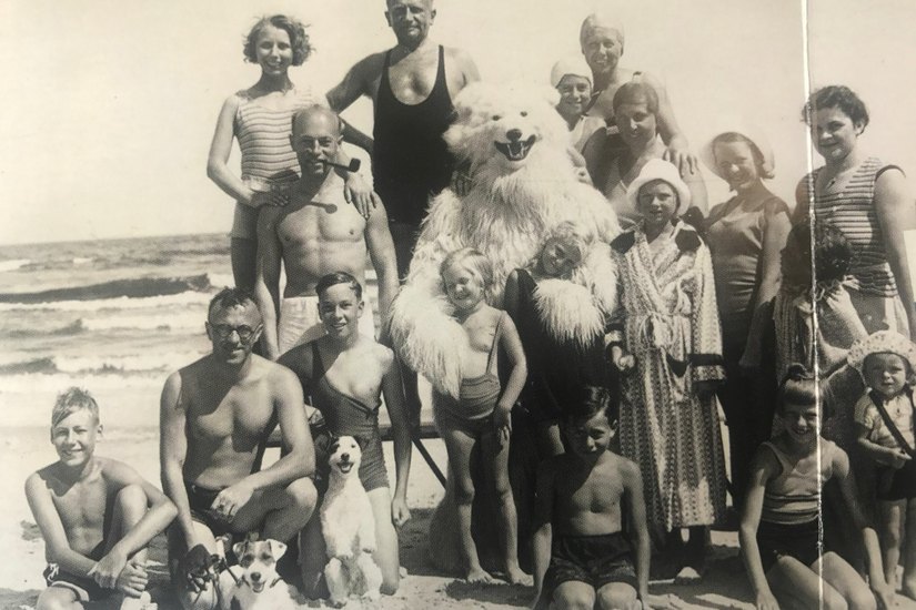 Urlaubsschnappschuss an der Ostsee. Der Eisbär soll noch bis in die 50er Jahre am Strand unterwegs gewesen sein. Foto: privat