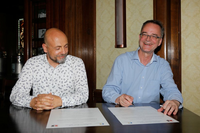 Thomasz Styrkowski (links) und Edgar Wippel in der Landskron-Brauerei bei der Unterzeichnung des Kooperationsvertrages.