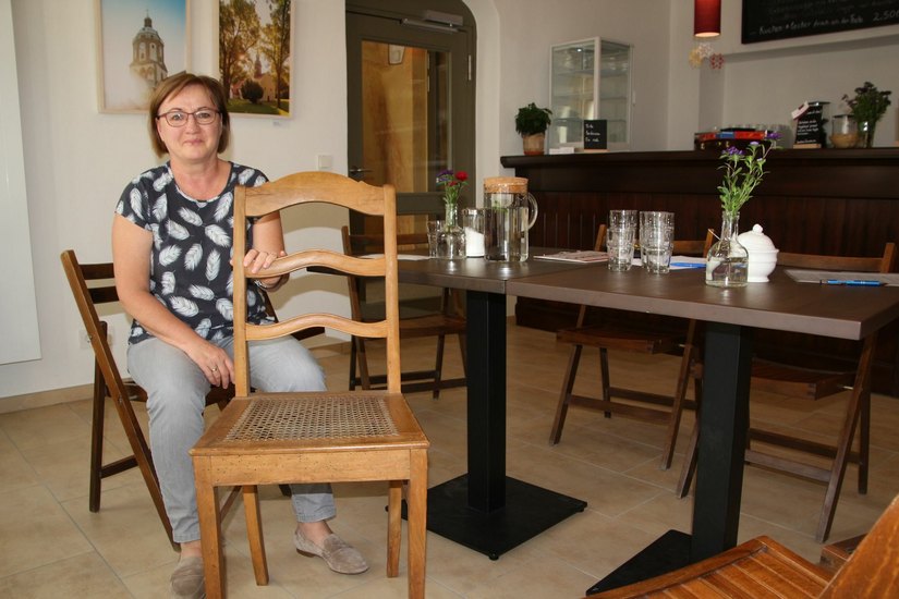 Ansprechpartnerin vor Ort: Elke Haubold freut sich über jeden alten aber nutzbaren Stuhl, der im Café einen neuen Platz bekommen kann. Foto: Farrar