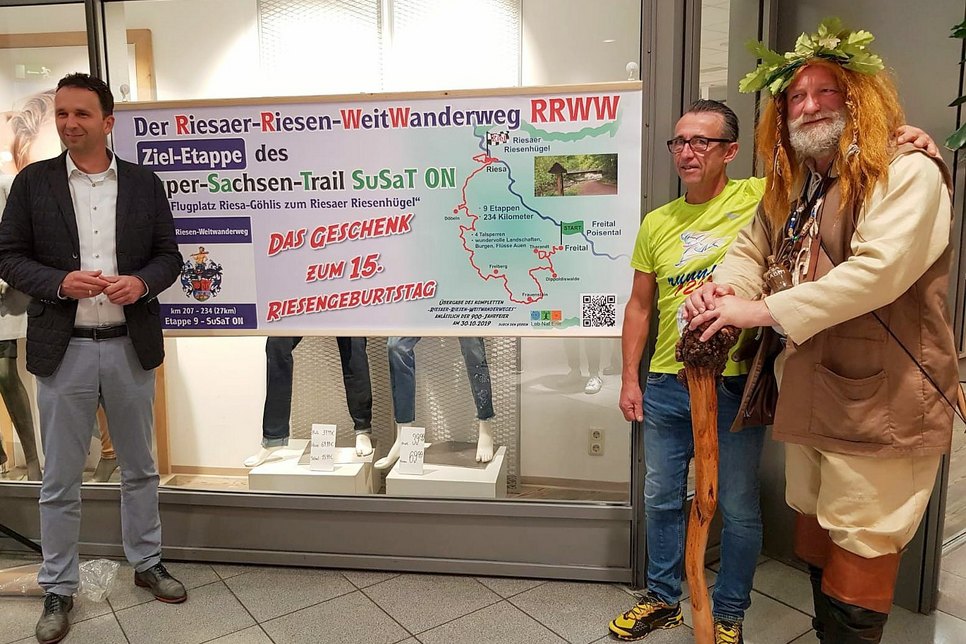 Oberbürgermeister Marco Müller (l.) willigt in die Wette ein: Gunter Spies und Uwe Anger fordert ihn mit großer Wanderaktion heraus. Foto: Sossna