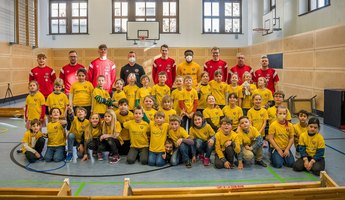 Gruppenfoto mit allen Beteiligten der Schultour. | Foto: SG Dynamo Dresden/Dennis Hetzschold