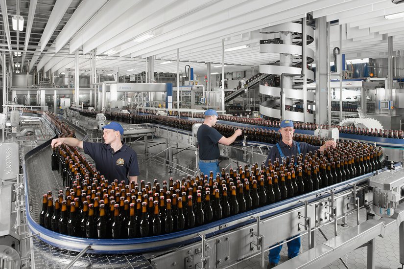 In der Flaschenabfüllung der Brauerei können stündlich bis zu 30?000 Flaschen befüllt werden. Foto: Bergquell