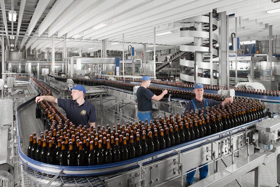 In der Flaschenabfüllung der Brauerei können stündlich bis zu 30?000 Flaschen befüllt werden. Foto: Bergquell