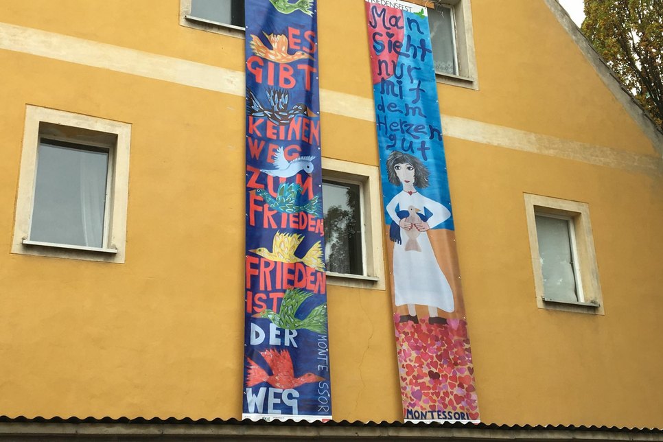 In und um den Marktplatz zeigten auch viele Banner, worum es beim Friedensfest geht. Foto: Keil