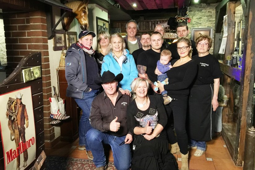 Gruppenfoto mit dem gesamten Western-Inn-Team. Foto: privat
