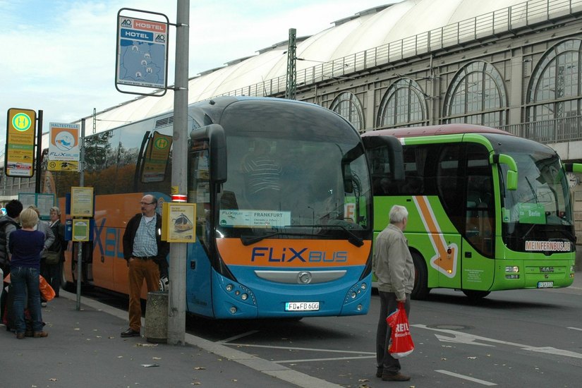 Wenn Fernreisebusse hinter dem Hauptbahnhof Dresden auf der Bayrischen Straße ankommen und abfahren, kann es schon mal zu chaotischen Zuständen kommen. Foto: Pönisch