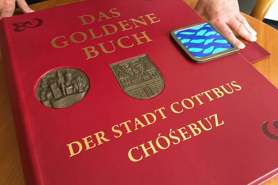 Das neue Goldene Buch der Stadt Cottbus umfasst ca. 200 Seiten. Foto: pm