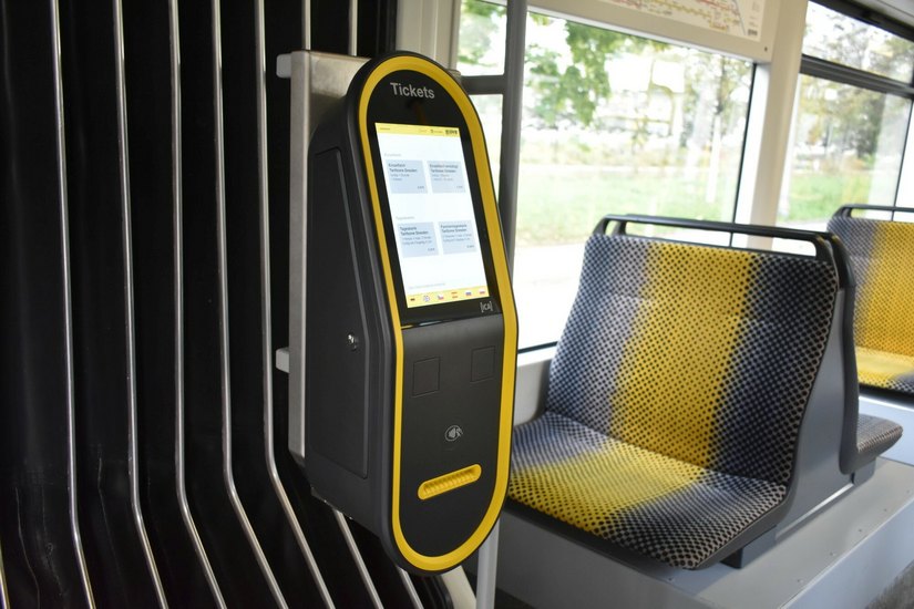 So sehen die neuen Ticketautomaten aus, die jetzt in allen Dresdner Straßenbahnen installiert wurden. Foto: Schiller