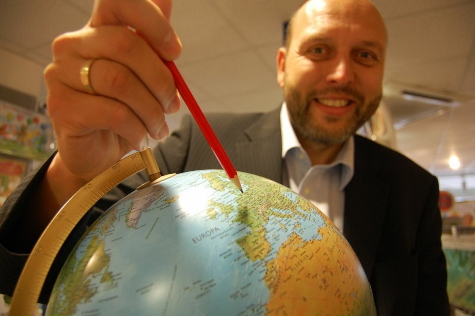 Oberbürgermeister Olaf Raschke zeigt Meißen auf dem Globus. Das Bild entstand 2011 als die Vorbereitungen für die erste Welterbe-Bewerbung liefen. Foto: Archiv / Schramm
