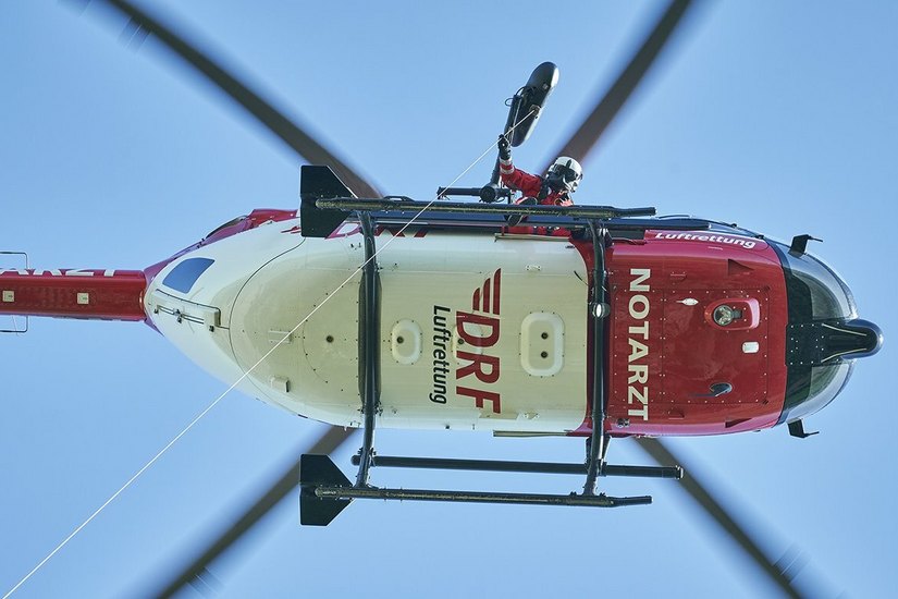 Die Bautzener Crew trainiert eine komplexe Luftrettung mit Hilfe einer Winde in der Sächsischen Schweiz.