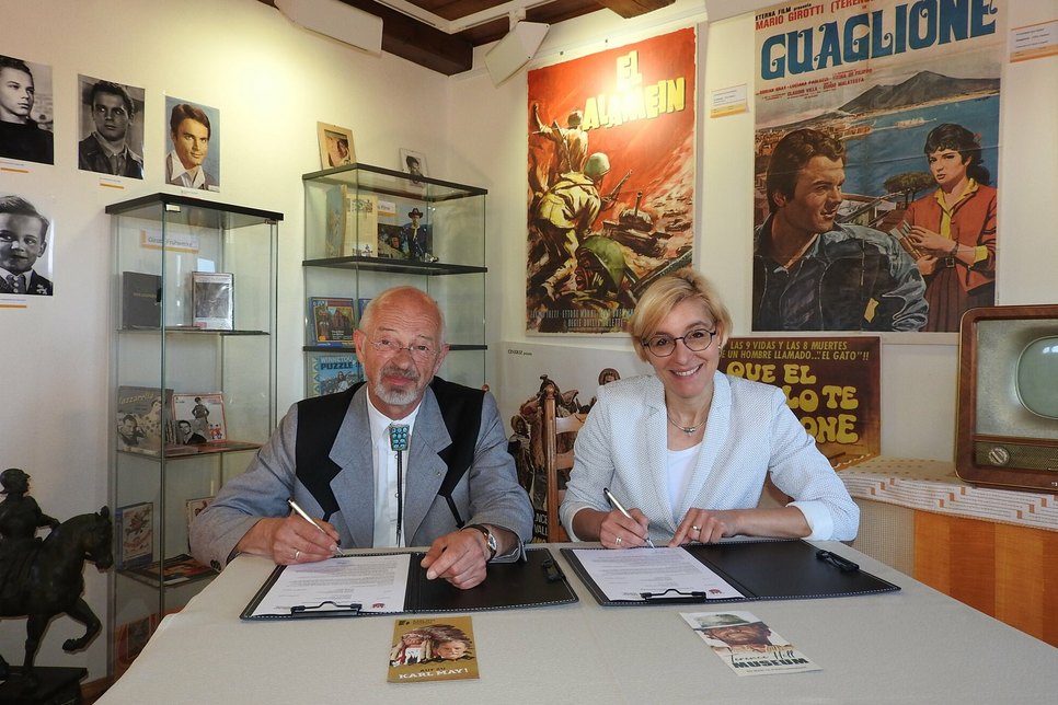 Dr. Volkmar Kunze, Geschäftsführer des Karl-May-Museums (li.), und Dr. Anita Maaß, Bürgermeisterin von Lommatzsch (re.), bei der Unterzeichnung der Patenschaftsvereinbarung.