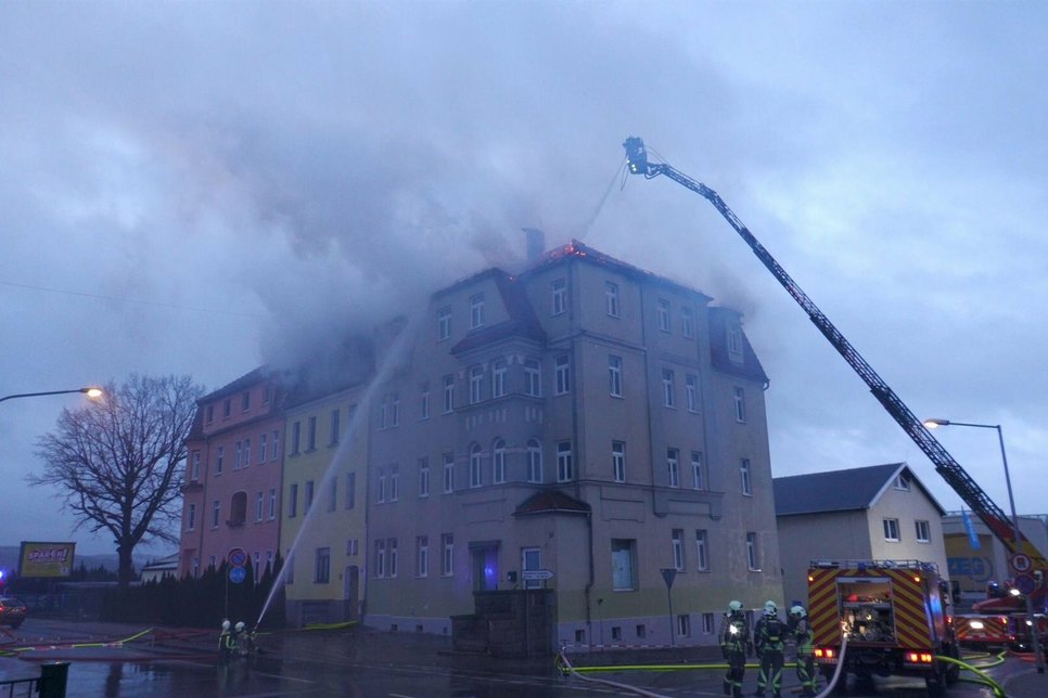 Der gesamte Dachstuhl des Gebäudes stand unter Flammen.