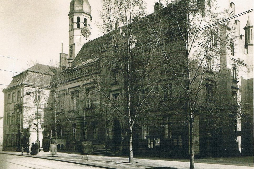 Das Alte Rathaus, fotografiert ungefähr vom Standort der heutigen Sonnenuhr. Foto: Stadtarchiv Cottbus