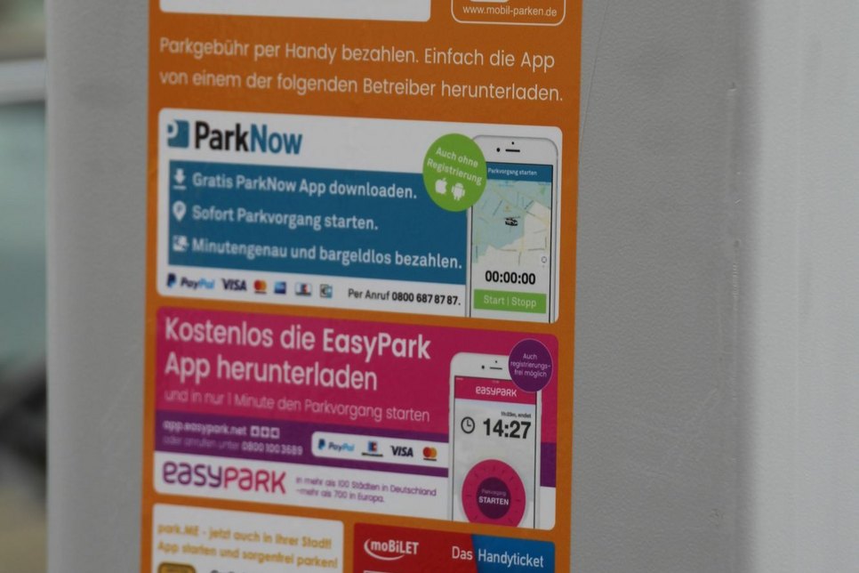 Aufkleber auf den Parkautomaten machen auf den für Görlitz neuen Service aufmerksam. Foto: Keil