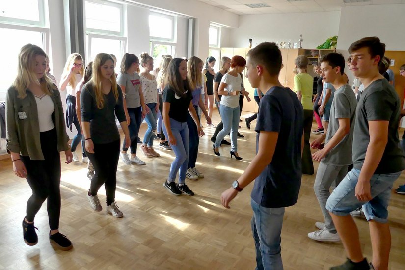 Schülerinnen und Schüler der Hoyerswerdaer Gymnasien, die unter der Anleitung der Tanzlehrerinnen Rosmarie Schulze und Anita Bauer den Grundkurs zum Welttanzprogramm belegen.
