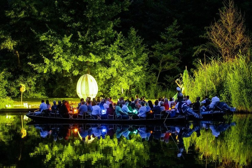 Während der Lübbener Kahnnacht erleben Besucher vom Kahn aus Kultur am Ufer der Spree.