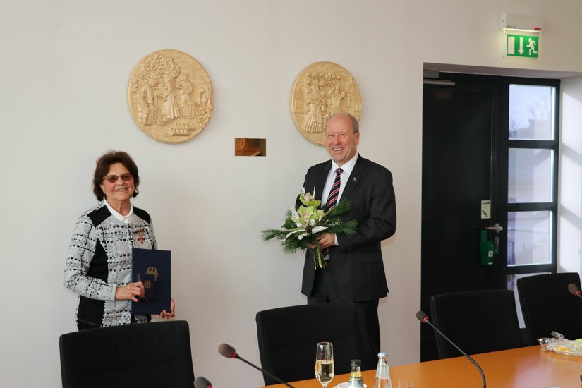 Hildegard Petter wurde für Ihr ehrenamtliches Engagement mit dem Verdienstkreuz am Bande des Verdienstordens der Bundesrepublik Deutschland ausgezeichnet. Foto: Laura Böhme/Stadt Guben