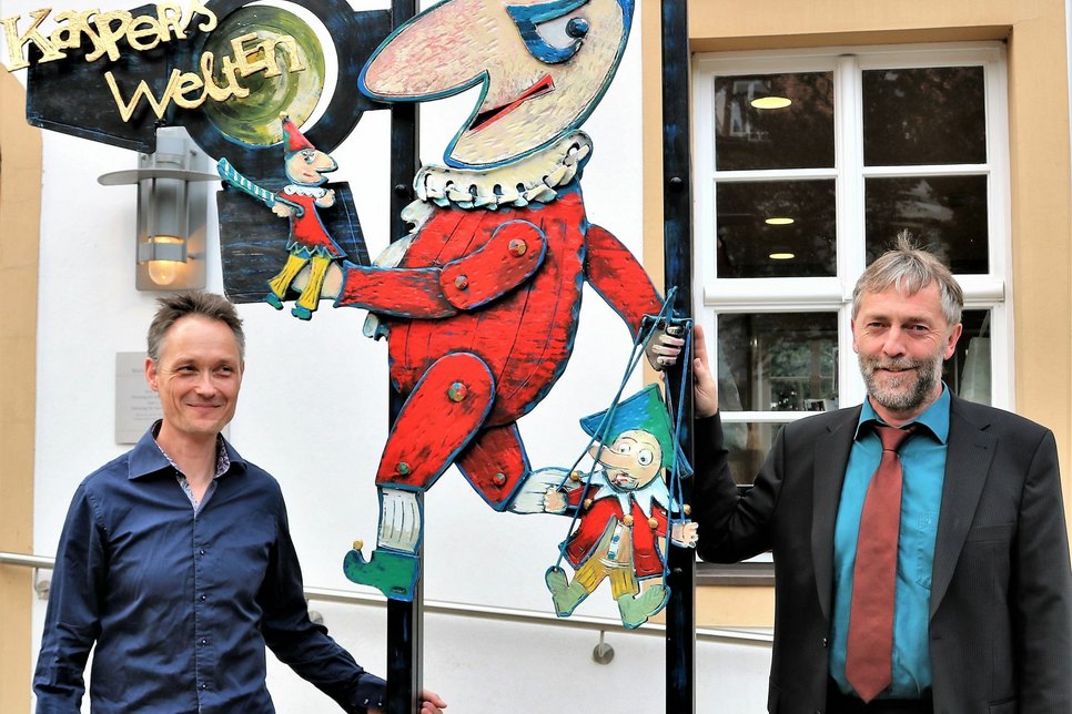 Ralf Uschner und Tom Böhm freuen sich über das Mitbringsel von Puppenbauer Jürgen Maaßen. F:cjw