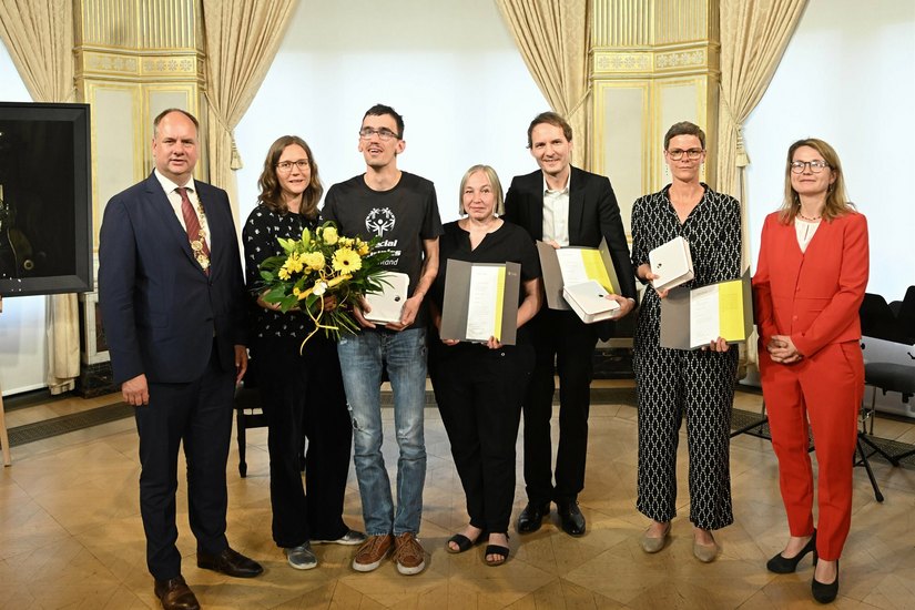 OB Dirk Hilbert (li.) mit den Preisträgern: farbwerk e.V., Sven Helbig (5.v.l.), Svea Duwe und Kulturbürgermeisterin Annekatrin Klepsch.