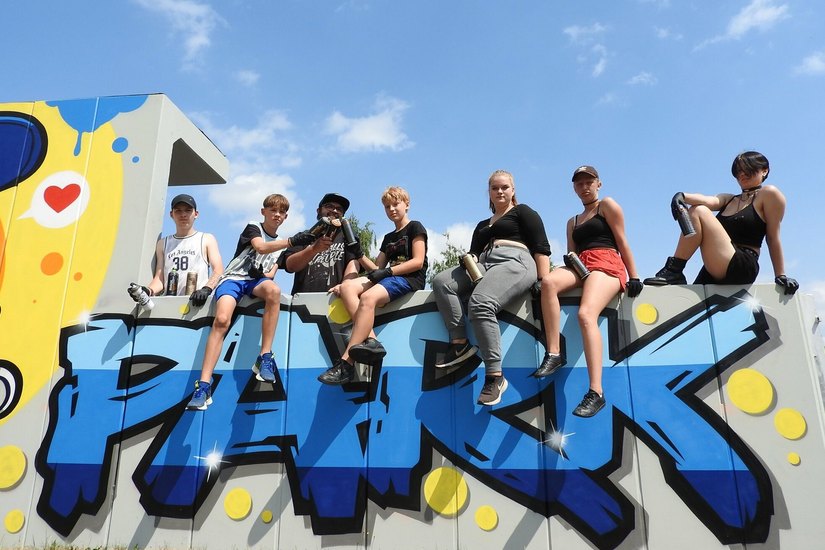 Haben den Sonnensteiner Skaterpark legal verschönert (v.l.n.r.): Kelvin (15), Paul (13), René Donath, Henry (13), Angelice (15), Lea (14) und Tina (16).