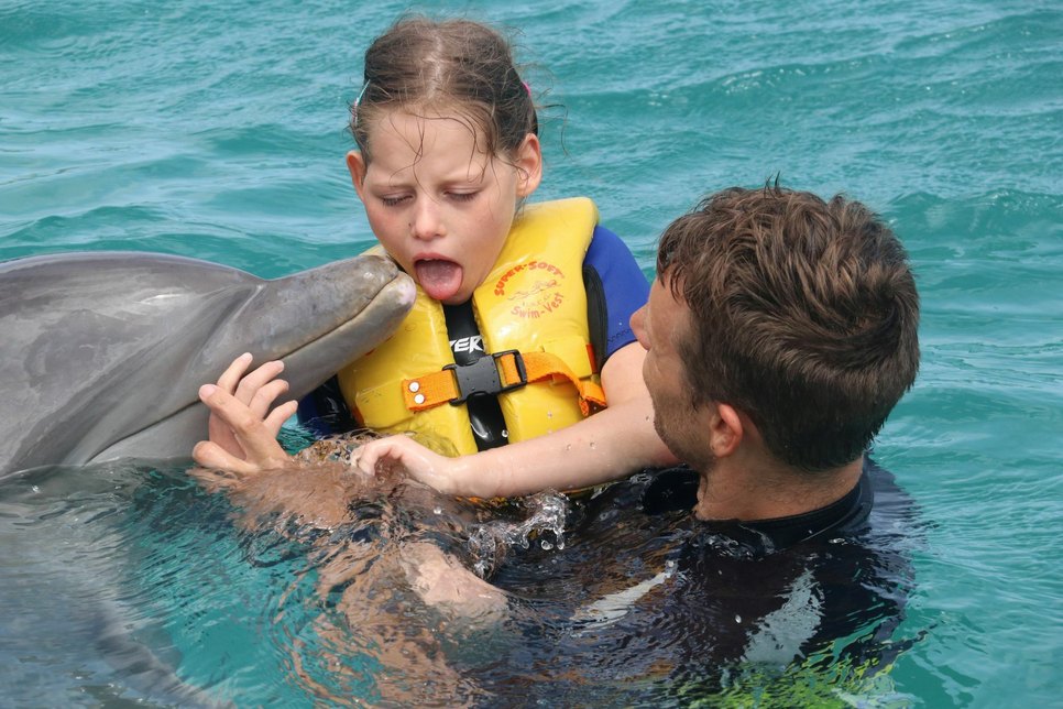 Nele bei der Delfin-Therapie in Curaçao.   Foto: privat