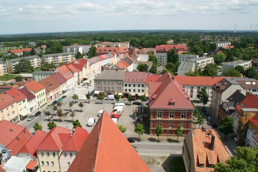 Das Herz der Stadt Calau mit Markt und Rathaus aus der Vogelperspektive. Foto: Archiv/sts