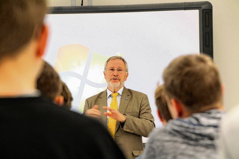 Dr. Gerhard Schwehm war wissenschaftlicher Leiter der Rosetta-Mission bis Anfang 2014 und besuchte kürzlich das Hans-Erlwein-Gymnasium. Foto: Schramm