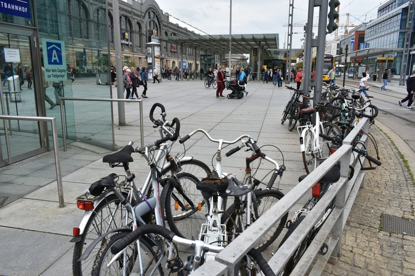 Ein Beispiel für fehlende Abstellmöglichkeiten für Räder ist der Dresdner Hauptbahnhof, der nur 60 Fahrradbügel hat. Da macht Not täglich erfinderisch. Foto: Schiller