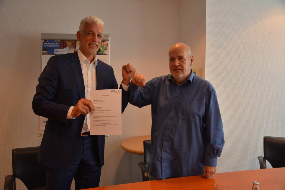 Die Fördervereinbarung zwischen der Volksbank und dem Verein Jugend und Soziales ist unterschrieben. Es freuen sich Frank Baer (li.) und Alexander Fritzke (re.). Foto: Detlef Bogott
